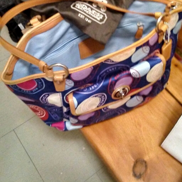 Handbags - Picture 2 of 16